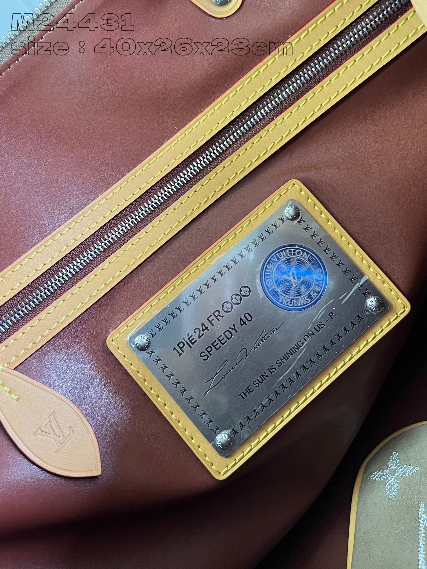 P2900 M24431 Brushed and Embroidered Almond Leather The Speedy P18 Bandoulière 40 Monogram Leather is a soft grained cowhide wrapped in sheepskin lined with a silk-screened Monogram pattern for a misty, canvas-printed look that speaks to Creative Director Pharrell Williams's new seasonal vision. 40 x 26 x 23 cm (L x H x W). 23 cm (L x H x W)This item is too large to be packaged.