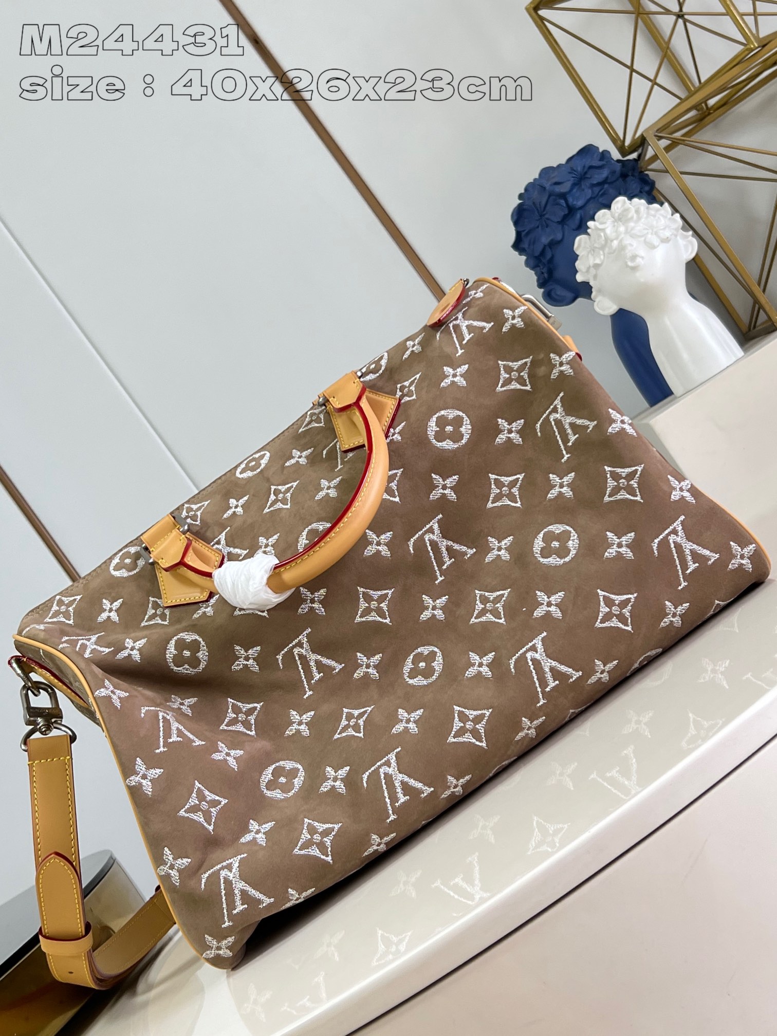 P2900 M24431 Brushed and Embroidered Almond Leather The Speedy P18 Bandoulière 40 Monogram Leather is a soft grained cowhide wrapped in sheepskin lined with a silk-screened Monogram pattern for a misty, canvas-printed look that speaks to Creative Director Pharrell Williams's new seasonal vision. 40 x 26 x 23 cm (L x H x W). 23 cm (L x H x W)This item is too large to be packaged.
