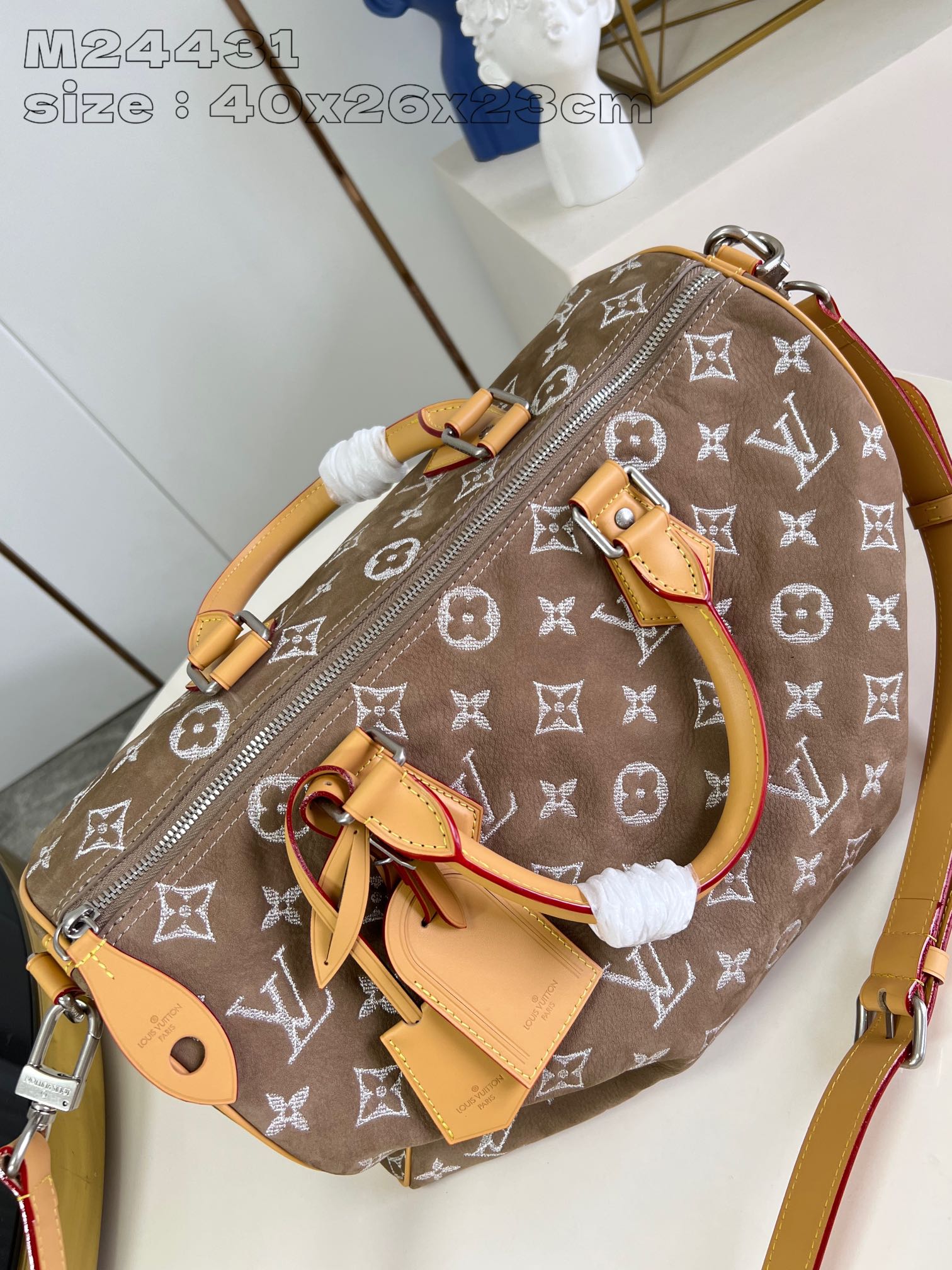 P2900 M24431 Brushed and Embroidered Almond Leather The Speedy P18 Bandoulière 40 Monogram Leather is a soft grained cowhide wrapped in sheepskin lined with a silk-screened Monogram pattern for a misty, canvas-printed look that speaks to Creative Director Pharrell Williams's new seasonal vision. 40 x 26 x 23 cm (L x H x W). 23 cm (L x H x W)This item is too large to be packaged.