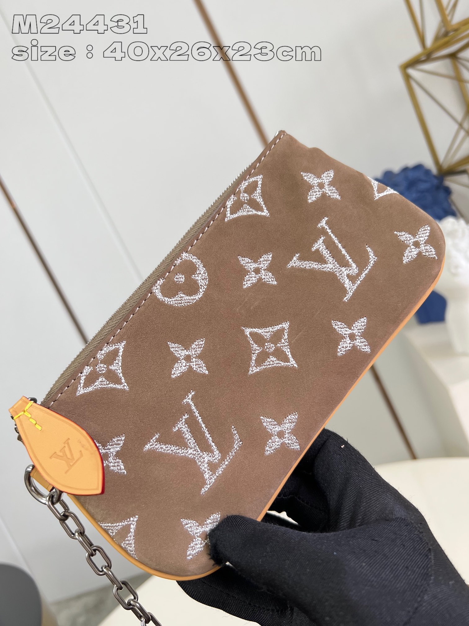 P2900 M24431 Brushed and Embroidered Almond Leather The Speedy P18 Bandoulière 40 Monogram Leather is a soft grained cowhide wrapped in sheepskin lined with a silk-screened Monogram pattern for a misty, canvas-printed look that speaks to Creative Director Pharrell Williams's new seasonal vision. 40 x 26 x 23 cm (L x H x W). 23 cm (L x H x W)This item is too large to be packaged.