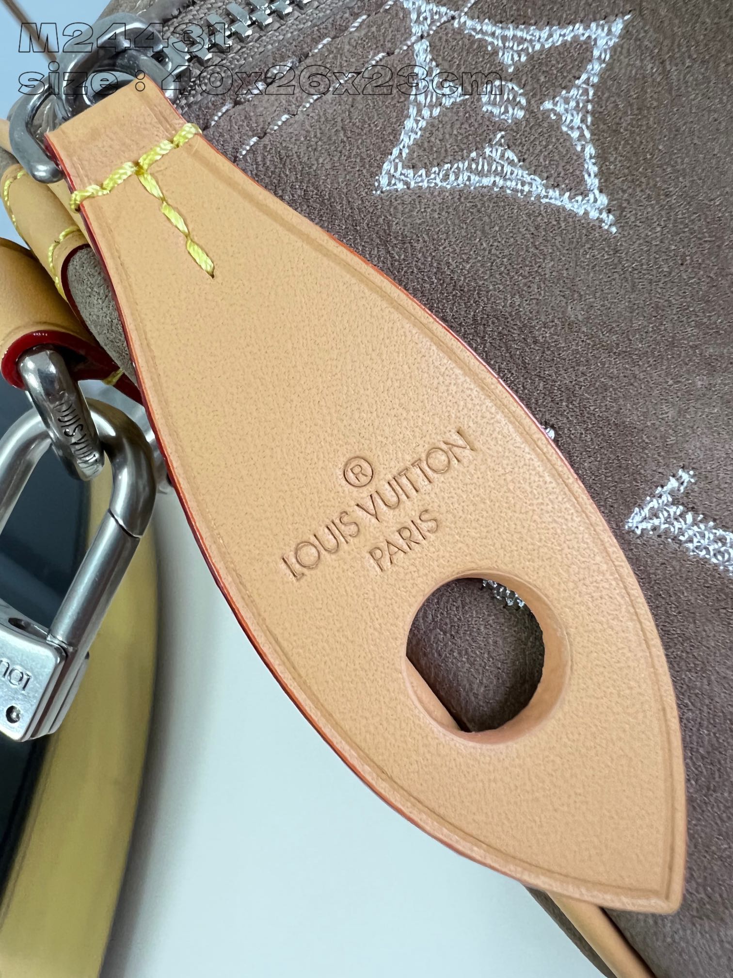 P2900 M24431 Brushed and Embroidered Almond Leather The Speedy P18 Bandoulière 40 Monogram Leather is a soft grained cowhide wrapped in sheepskin lined with a silk-screened Monogram pattern for a misty, canvas-printed look that speaks to Creative Director Pharrell Williams's new seasonal vision. 40 x 26 x 23 cm (L x H x W). 23 cm (L x H x W)This item is too large to be packaged.