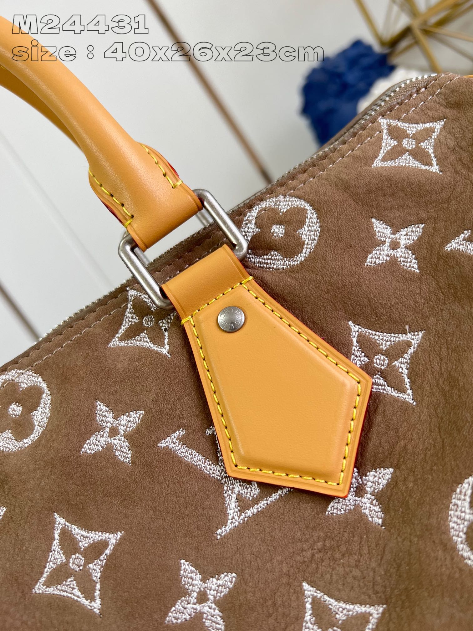 P2900 M24431 Brushed and Embroidered Almond Leather The Speedy P18 Bandoulière 40 Monogram Leather is a soft grained cowhide wrapped in sheepskin lined with a silk-screened Monogram pattern for a misty, canvas-printed look that speaks to Creative Director Pharrell Williams's new seasonal vision. 40 x 26 x 23 cm (L x H x W). 23 cm (L x H x W)This item is too large to be packaged.