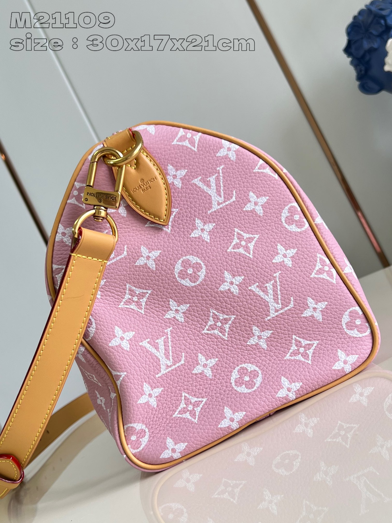 P2600 M21109 Pink Leather The Speedy P18 Bandoulière 30 Monogram Leather Handbag delivers an opulent texture in supple cowhide leather with a Monogram print that mirrors the Monogram elements on the canvas. Polished metal hardware, sheepskin leather lining and built-in tag highlight Creative Director Pharrell Williams' attention to detail. Dimensions: 30 x 17 x 21 cm (L x H x W)