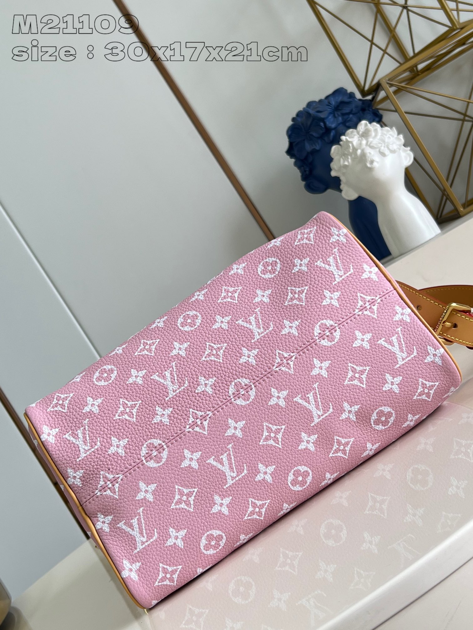 P2600 M21109 Pink Leather The Speedy P18 Bandoulière 30 Monogram Leather Handbag delivers an opulent texture in supple cowhide leather with a Monogram print that mirrors the Monogram elements on the canvas. Polished metal hardware, sheepskin leather lining and built-in tag highlight Creative Director Pharrell Williams' attention to detail. Dimensions: 30 x 17 x 21 cm (L x H x W)