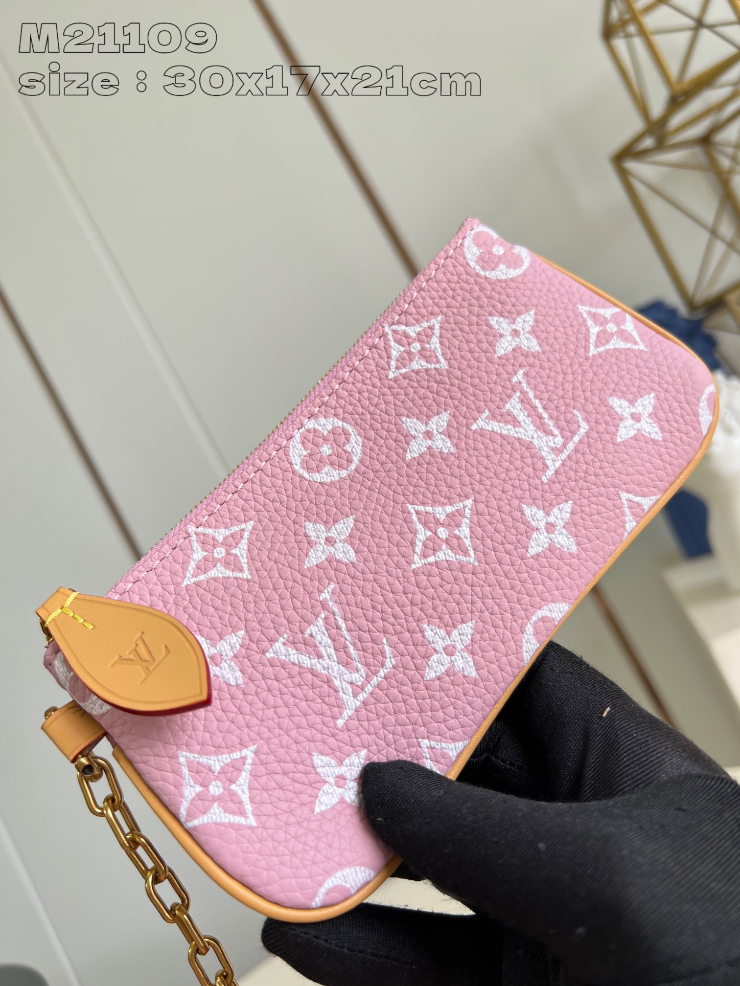 Image [17]-P2600 M21109 Pink Leather This Speedy P18 Bandoulière 30 Monogram Leather Handbag delivers a sumptuous texture in supple cowhide leatherMonogram prints mimic the elements of the Monogram on canvasPolished metal, sheepskin leather lining, and built-in tag highlight Creative Director Pharrell Williams' attention to detailSize: 30 x 17 x 21 cm (length x height x width)-High Fake Bags Williams' attention to detail Dimensions: 30 x 17 x 21 cm (L x H x W)-High-quality bag