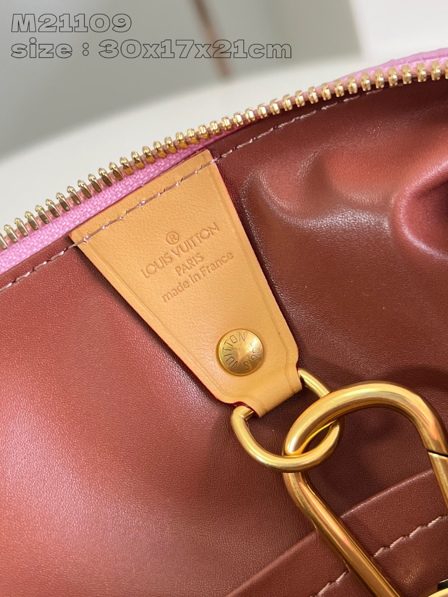 Image [16]-P2600 M21109 Pink Leather This Speedy P18 Bandoulière 30 Monogram Leather Handbag delivers a sumptuous texture in supple cowhide leatherMonogram prints mimic the elements of the Monogram on canvasPolished metal, sheepskin leather lining, and built-in tag highlight Creative Director Pharrell Williams' attention to detailSize: 30 x 17 x 21 cm (length x height x width)-High Fake Bags Williams' attention to detail Dimensions: 30 x 17 x 21 cm (L x H x W)-High-quality bag