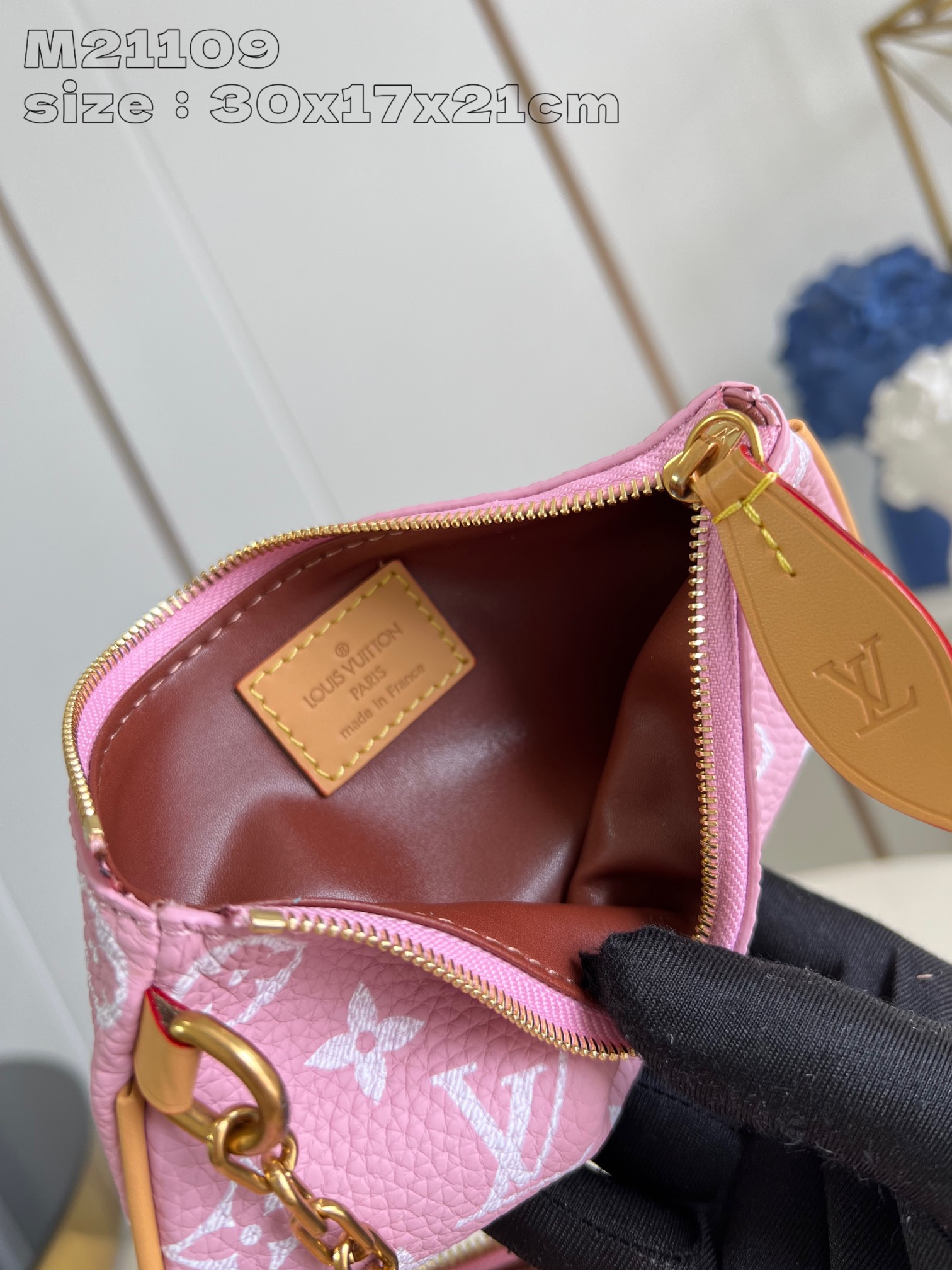 Image [18]-P2600 M21109 Pink Leather This Speedy P18 Bandoulière 30 Monogram Leather Handbag delivers a sumptuous texture in supple cowhide leatherMonogram prints mimic the Monogram elements on canvasPolished metal pieces, sheepskin lining, and built-in tags highlight Creative Director Pharrell Williams' attention to detailSize: 30 x 17 x 21 cm (length x height x width)-High Fake Bags Williams' attention to detail Dimensions: 30 x 17 x 21 cm (L x H x W)-High-quality bag