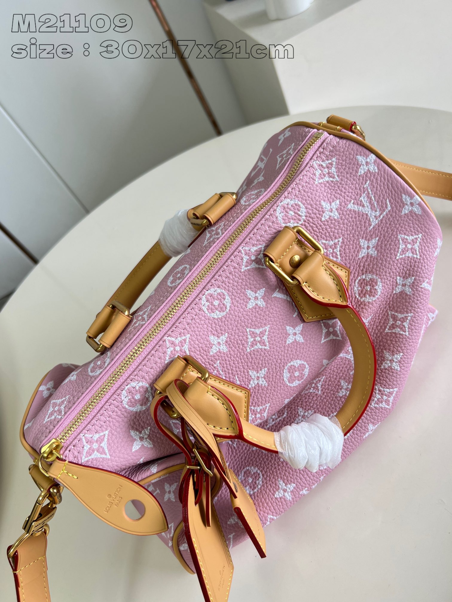 Image [10]-P2600 M21109 Pink Leather This Speedy P18 Bandoulière 30 Monogram Leather Handbag delivers a sumptuous texture in supple cowhide leatherMonogram prints mimic the Monogram elements on canvasPolished metal pieces, sheepskin lining, and built-in tags highlight Creative Director Pharrell Williams' attention to detailSize: 30 x 17 x 21 cm (length x height x width)-High Fake Bags Williams' attention to detail Dimensions: 30 x 17 x 21 cm (L x H x W)-High-quality bag