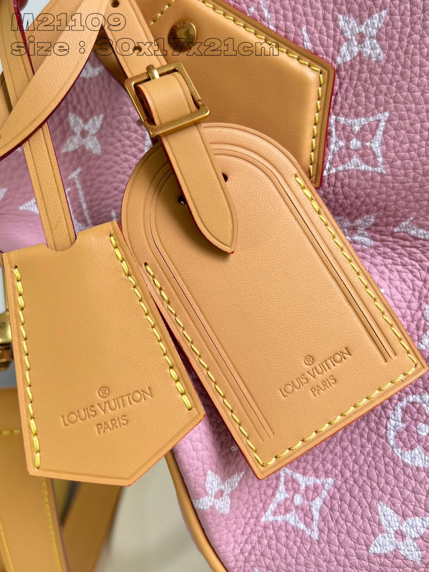 P2600 M21109 Pink Leather The Speedy P18 Bandoulière 30 Monogram Leather Handbag delivers an opulent texture in supple cowhide leather with a Monogram print that mirrors the Monogram elements on the canvas. Polished metal hardware, sheepskin leather lining and built-in tag highlight Creative Director Pharrell Williams' attention to detail. Dimensions: 30 x 17 x 21 cm (L x H x W)