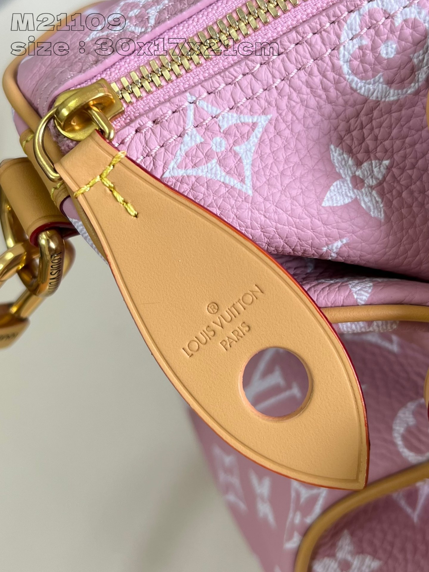 Image [11]-P2600 M21109 Pink Leather This Speedy P18 Bandoulière 30 Monogram Leather Handbag delivers a sumptuous texture in supple cowhide leatherMonogram prints mimic the Monogram elements on canvasPolished metal pieces, sheepskin lining, and built-in tags highlight Creative Director Pharrell Williams' attention to detailSize: 30 x 17 x 21 cm (length x height x width)-High Fake Bags Williams' attention to detail Dimensions: 30 x 17 x 21 cm (L x H x W)-High-quality bag