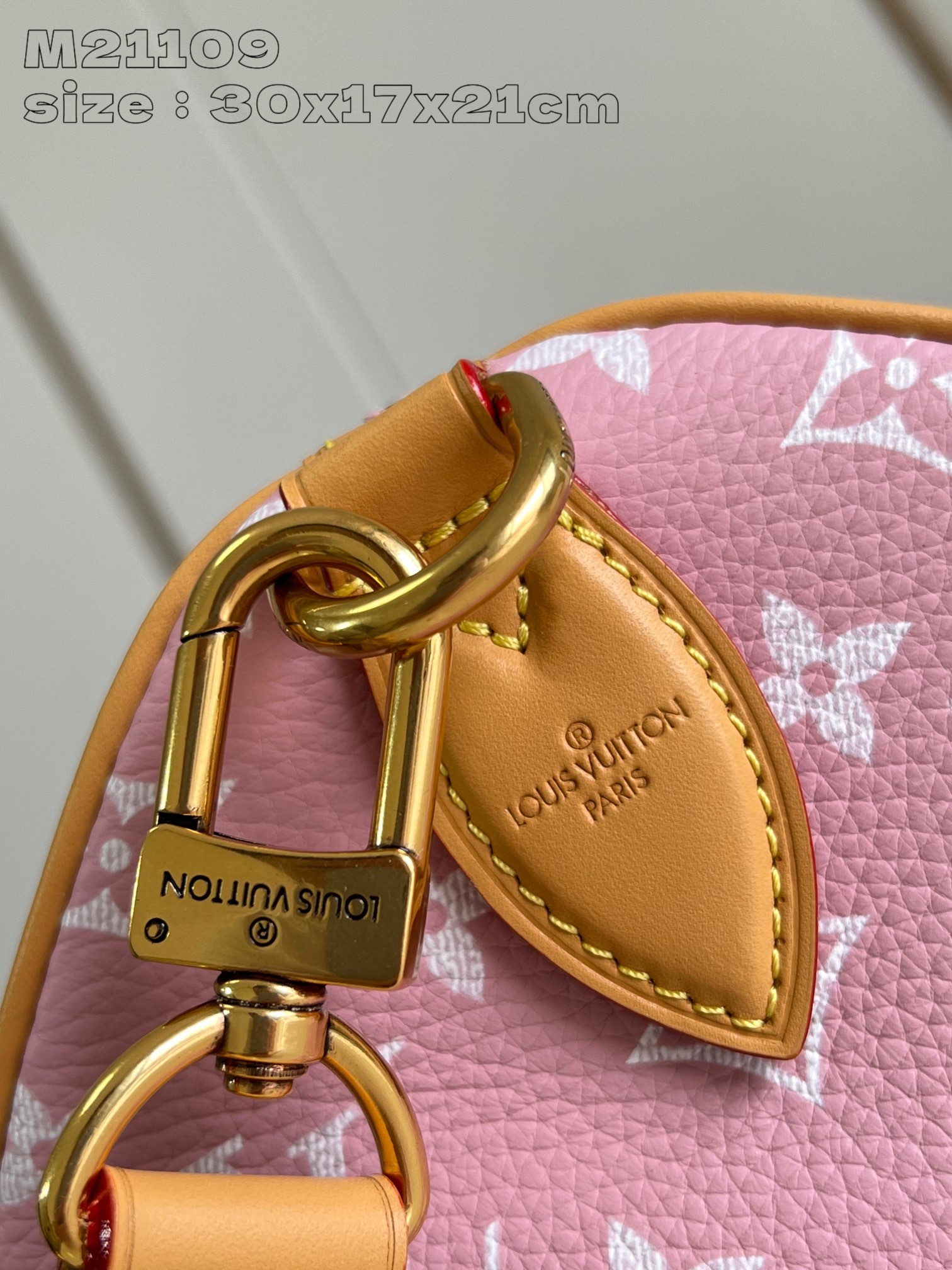 P2600 M21109 Pink Leather The Speedy P18 Bandoulière 30 Monogram Leather Handbag delivers an opulent texture in supple cowhide leather with a Monogram print that mirrors the Monogram elements on the canvas. Polished metal hardware, sheepskin leather lining and built-in tag highlight Creative Director Pharrell Williams' attention to detail. Dimensions: 30 x 17 x 21 cm (L x H x W)