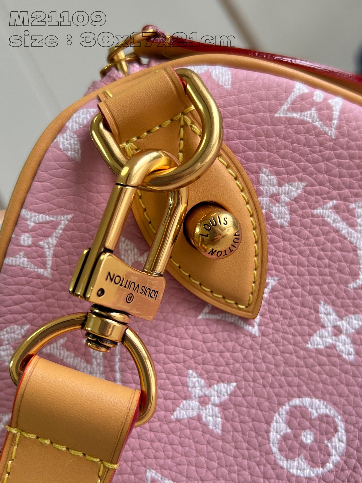 P2600 M21109 Pink Leather The Speedy P18 Bandoulière 30 Monogram Leather Handbag delivers an opulent texture in supple cowhide leather with a Monogram print that mirrors the Monogram elements on the canvas. Polished metal hardware, sheepskin leather lining and built-in tag highlight Creative Director Pharrell Williams' attention to detail. Dimensions: 30 x 17 x 21 cm (L x H x W)