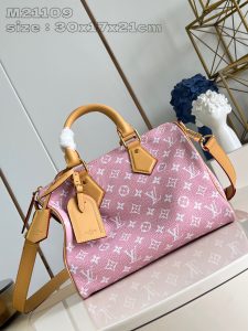 P2600 M21109 Pink Leather This Speedy P18 Bandoulière 30 Monogram Leather Handbag delivers a luxurious texture in supple cowhide leather with a Monogram print that replicates the Monogram elements on canvasPolished metal pieces, a sheepskin leather lining and built-in tag highlight Creative Director Pharrell Williams' dedication to meticulous detail. Size: 30 x 17 x 21 cm (L x H x W)-High-Fashion Factory