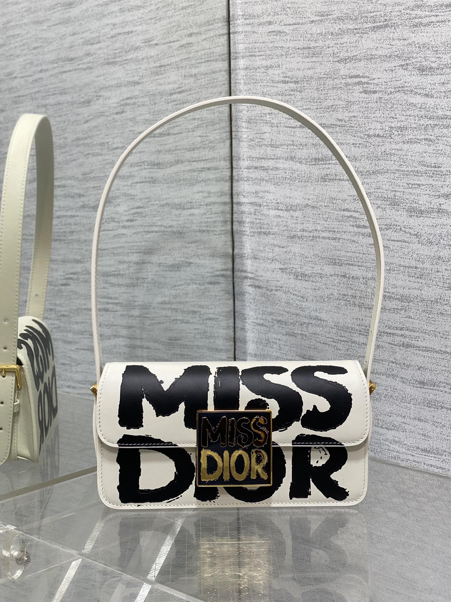 P1260
Miss DI0R 秋冬系列经典再现专属的现代优雅气质采用黑色进口牛皮革精心制作全新的字母绣格搭配标志性的复古金属饰牌既有现代的设计感又自带优雅的气息彰显历久弥新的美学风格翻盖的设计便于收纳各种日常用品搭配可调节肩带可肩背可手拎随心打造散发高订风格的时尚造型
size:22*6*11cm-高仿包包