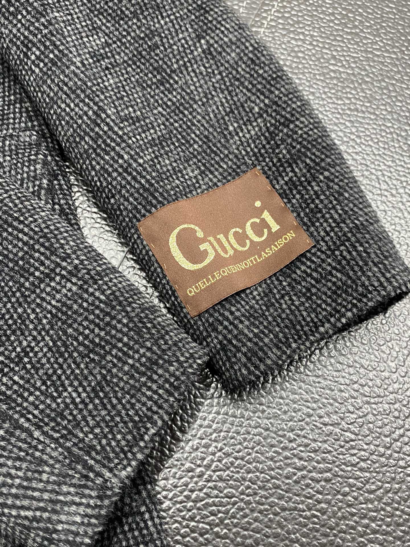 图片[8]-P2400长款大衣- Gucci古驰💥独家专供新款男士西服羊羔绒大衣🧥外套 ✨渠道特供 高端货✨官网柜台同步 简约经典大爆款简洁利落又清爽商务品质做工细节经得起任何形式检验绝对大厂代工出品 呈现一种焕然一新赋予你与众不同的上身体验！均经过严格的挑选工序原版定制纽扣简约大方百搭款 上身优雅帅气焕然一新的即视感！品相无敌细节都很到位上身不挑人必入的自留款码数M-3XL-高仿包包