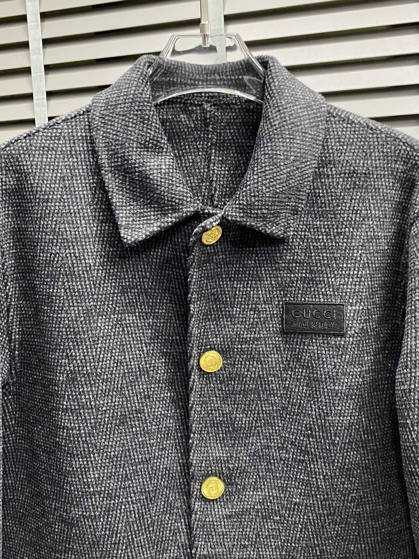 图片[3]-P2400长款大衣- Gucci古驰💥独家专供新款男士西服羊羔绒大衣🧥外套 ✨渠道特供 高端货✨官网柜台同步 简约经典大爆款简洁利落又清爽商务品质做工细节经得起任何形式检验绝对大厂代工出品 呈现一种焕然一新赋予你与众不同的上身体验！均经过严格的挑选工序原版定制纽扣简约大方百搭款 上身优雅帅气焕然一新的即视感！品相无敌细节都很到位上身不挑人必入的自留款码数M-3XL-高仿包包