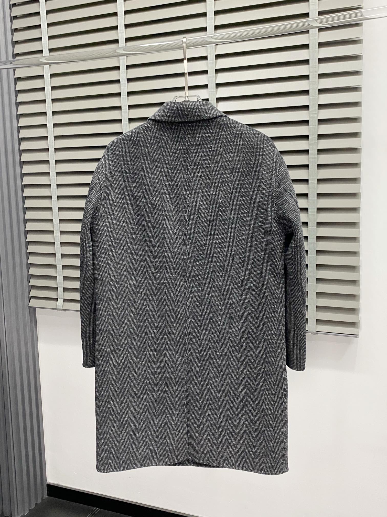 图片[2]-P2400长款大衣- Gucci古驰💥独家专供新款男士西服羊羔绒大衣🧥外套 ✨渠道特供 高端货✨官网柜台同步 简约经典大爆款简洁利落又清爽商务品质做工细节经得起任何形式检验绝对大厂代工出品 呈现一种焕然一新赋予你与众不同的上身体验！均经过严格的挑选工序原版定制纽扣简约大方百搭款 上身优雅帅气焕然一新的即视感！品相无敌细节都很到位上身不挑人必入的自留款码数M-3XL-高仿包包
