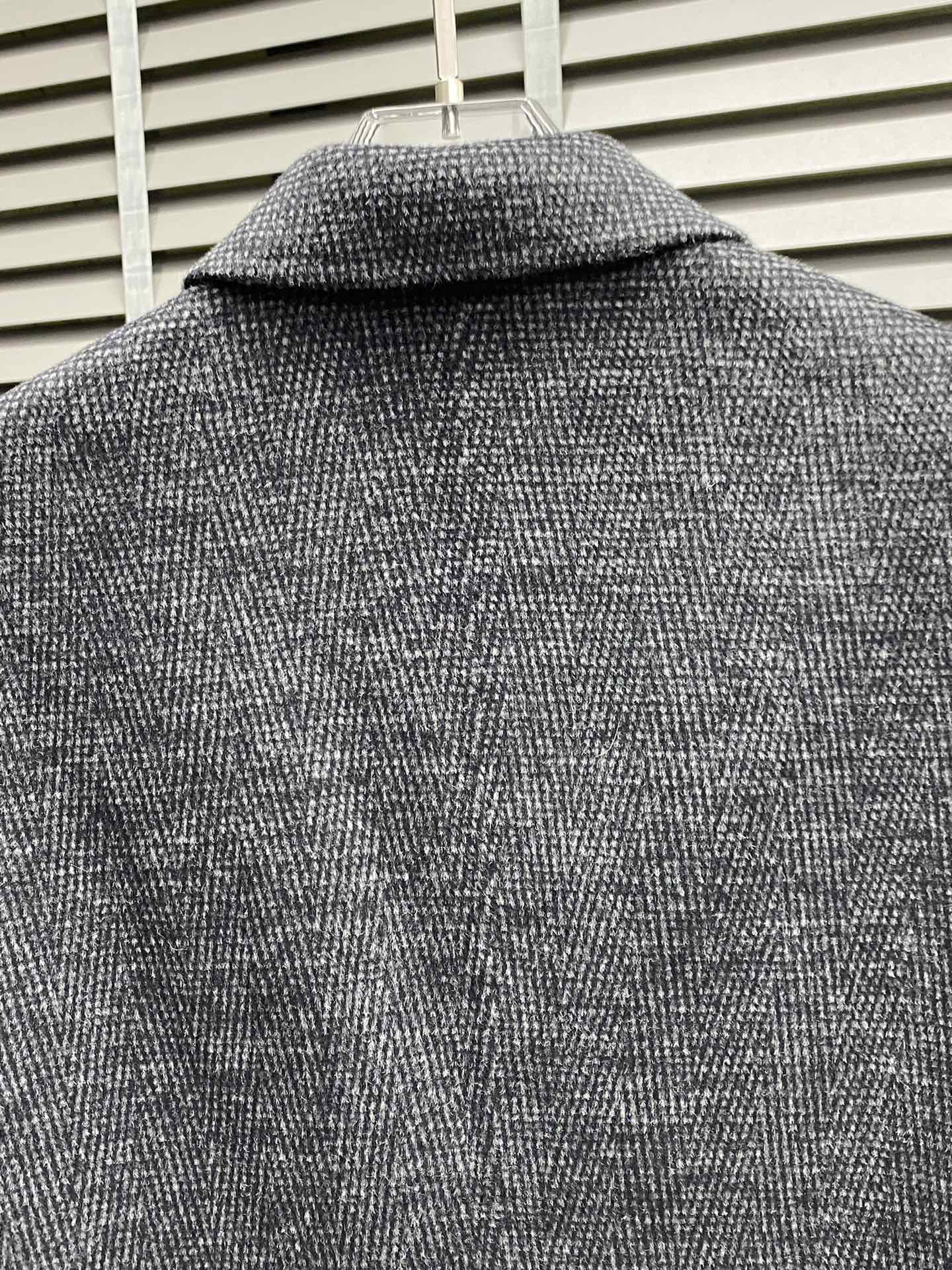 图片[4]-P2400长款大衣- Gucci古驰💥独家专供新款男士西服羊羔绒大衣🧥外套 ✨渠道特供 高端货✨官网柜台同步 简约经典大爆款简洁利落又清爽商务品质做工细节经得起任何形式检验绝对大厂代工出品 呈现一种焕然一新赋予你与众不同的上身体验！均经过严格的挑选工序原版定制纽扣简约大方百搭款 上身优雅帅气焕然一新的即视感！品相无敌细节都很到位上身不挑人必入的自留款码数M-3XL-高仿包包