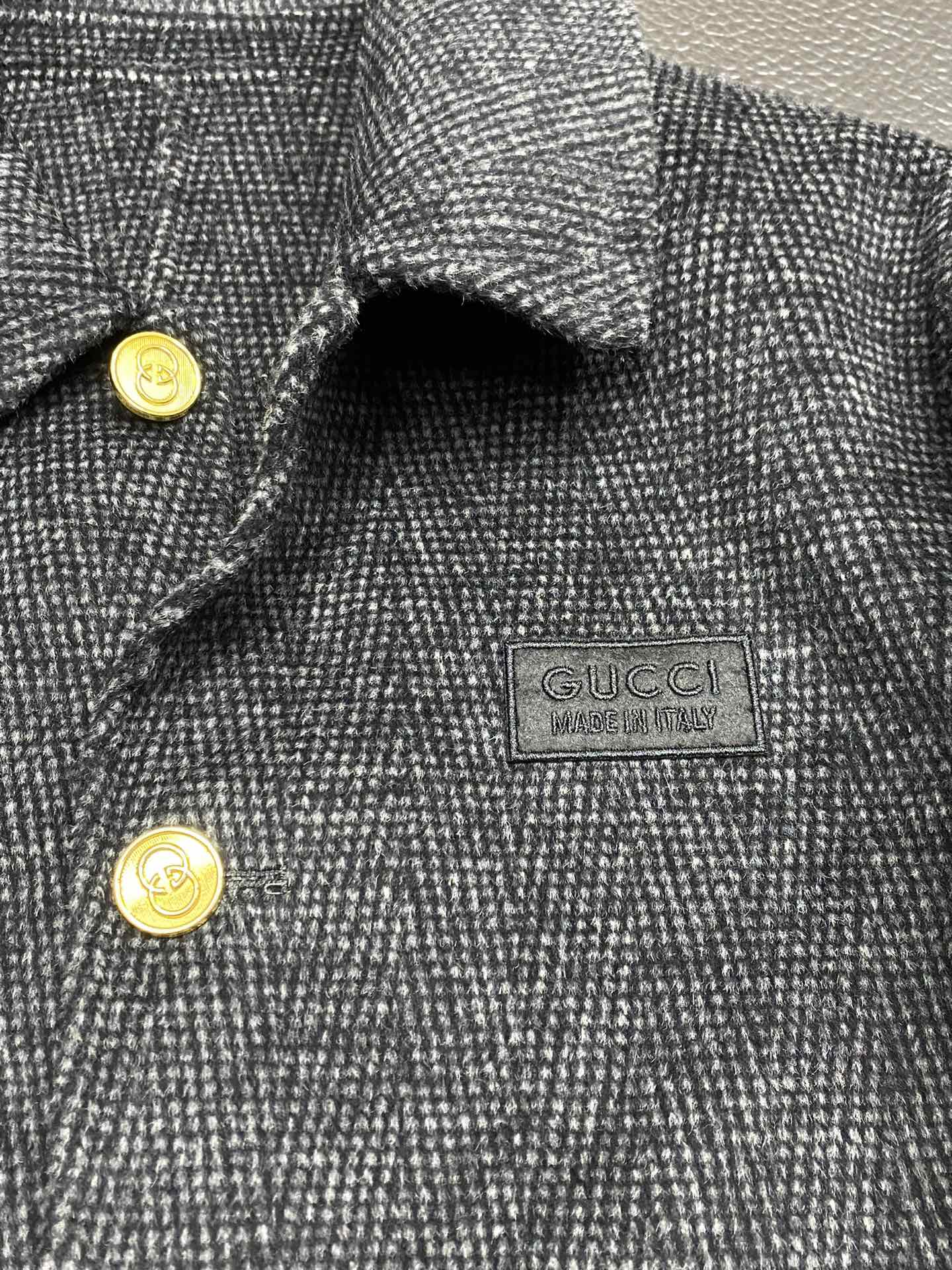 图片[6]-P2400长款大衣- Gucci古驰💥独家专供新款男士西服羊羔绒大衣🧥外套 ✨渠道特供 高端货✨官网柜台同步 简约经典大爆款简洁利落又清爽商务品质做工细节经得起任何形式检验绝对大厂代工出品 呈现一种焕然一新赋予你与众不同的上身体验！均经过严格的挑选工序原版定制纽扣简约大方百搭款 上身优雅帅气焕然一新的即视感！品相无敌细节都很到位上身不挑人必入的自留款码数M-3XL-高仿包包