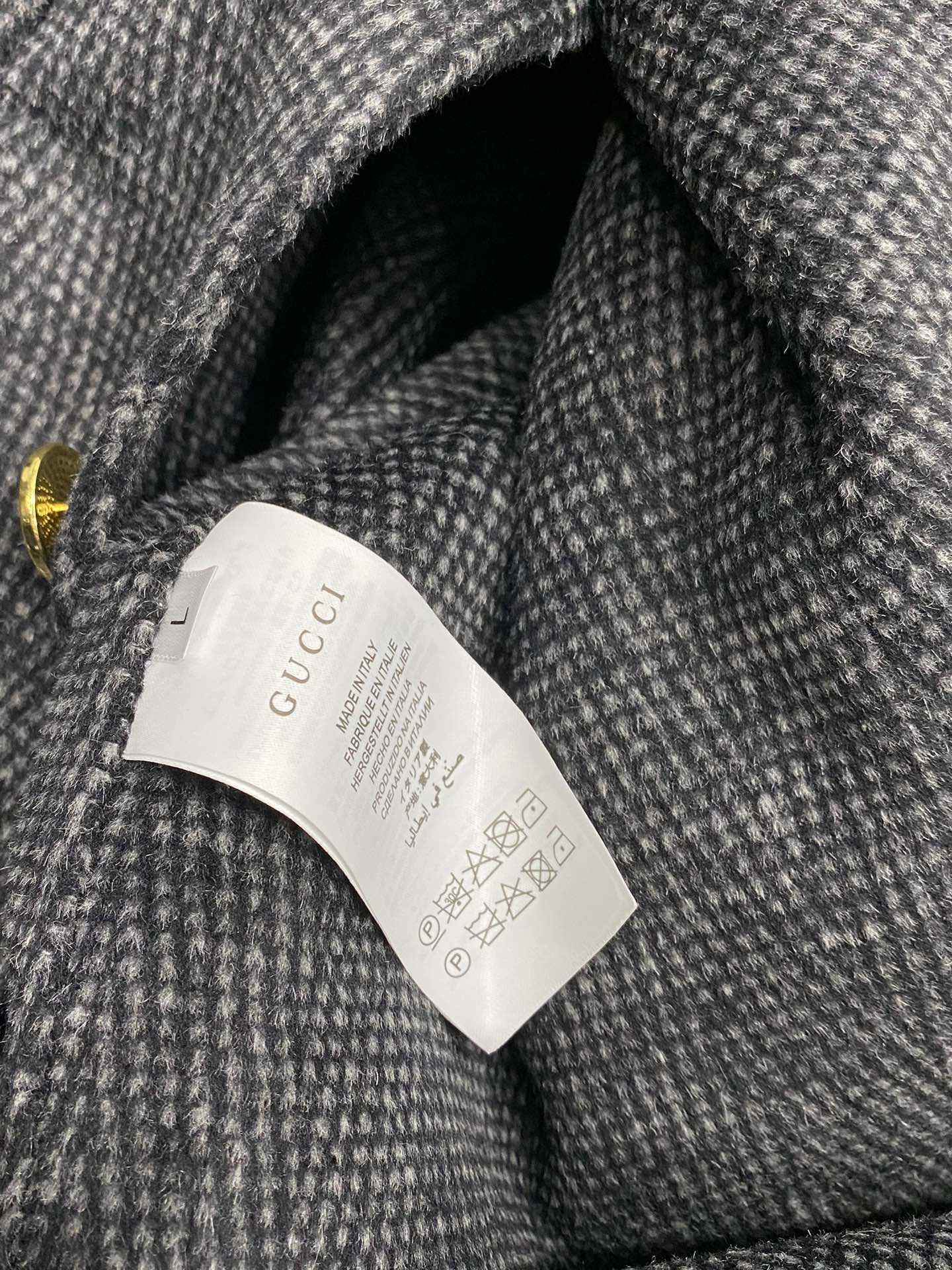 图片[9]-P2400长款大衣- Gucci古驰💥独家专供新款男士西服羊羔绒大衣🧥外套 ✨渠道特供 高端货✨官网柜台同步 简约经典大爆款简洁利落又清爽商务品质做工细节经得起任何形式检验绝对大厂代工出品 呈现一种焕然一新赋予你与众不同的上身体验！均经过严格的挑选工序原版定制纽扣简约大方百搭款 上身优雅帅气焕然一新的即视感！品相无敌细节都很到位上身不挑人必入的自留款码数M-3XL-高仿包包