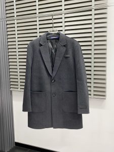 P2400中长款大衣-Louis Vuitton路易威登💥独家专供新款男士羊羔绒🧥大衣✨渠道特供 高端货✨内胆羽绒马甲可拆卸设计 防寒保暖 官网柜台同步 简约经典大爆款简洁利落又清爽商务品质做工细节经得起任何形式检验绝对大厂代工出品 呈现一种焕然一新赋予你与众不同的上身体验！均经过严格的挑选工序原版定制纽扣简约大方百搭款 上身优雅帅气焕然一新的即视感！品相无敌细节都很到位上身不挑人必入的自留款码数M-4XL（偏小）-高仿包包
