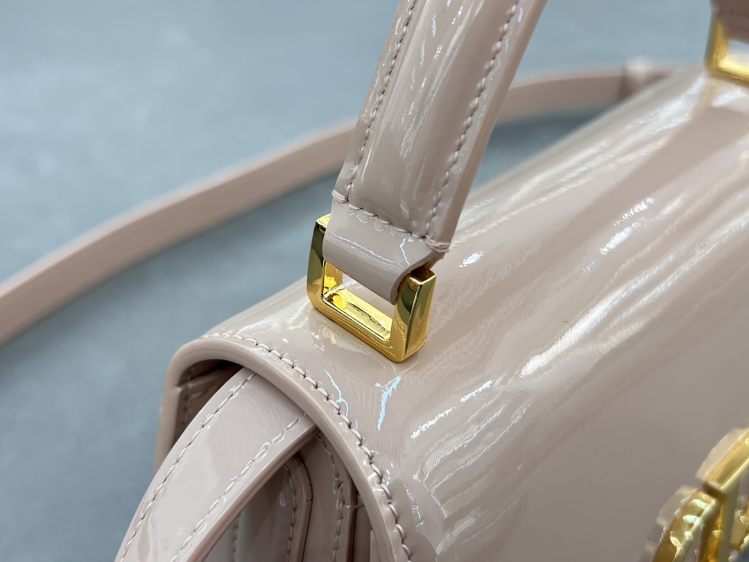 Small 30 Montaigne Avenue Top Handle White Patent Cowhide No. M9370UNQA This 30 Montaigne Avenue Top Handle is a new addition to the Winter 2014 Ready-to-Wear collection, showcasing elegance and modern style in beautifully crafted, durable and richly textured blue patent cowhide. Dior's craftsmanship is evident on the flap embellished with a vintage gold-tone metal CD logoDouble compartment with sewn-in triangular liningAn additional back pocket for added practicalitySmaller version with leather top handles and adjustable, removable shoulder strapCan be carried by hand, over the shoulder or cross-bodyFront embellished with the CD logoFlap closureLeather top handlesAdjustable, removable leather shoulder strapTwo interior compartments2 internal slit pocketsBack pocket with dust bag PouchMade in ItalyModel No.: 6530Size: 19 x 9 x 8-High Fake Factory