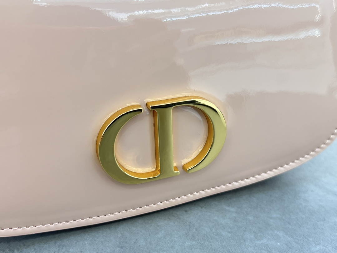 Small 30 Montaigne Avenue Top Handle White Patent Cowhide No. M9370UNQA This 30 Montaigne Avenue Top Handle is a new addition to the Winter 2014 Ready-to-Wear collection, showcasing elegance and modern style in beautifully crafted, durable and richly textured blue patent cowhide. Dior's craftsmanship is evident on the flap embellished with a vintage gold-tone metal CD logoDouble compartment with sewn-in triangular liningAn additional back pocket for added practicalitySmaller version with leather top handles and adjustable, removable shoulder strapCan be carried by hand, over the shoulder or cross-bodyFront embellished with the CD logoFlap closureLeather top handlesAdjustable, removable leather shoulder strapTwo interior compartments2 internal slit pocketsBack pocket with dust bag PouchMade in ItalyModel No.: 6530Size: 19 x 9 x 8-High Fake Factory