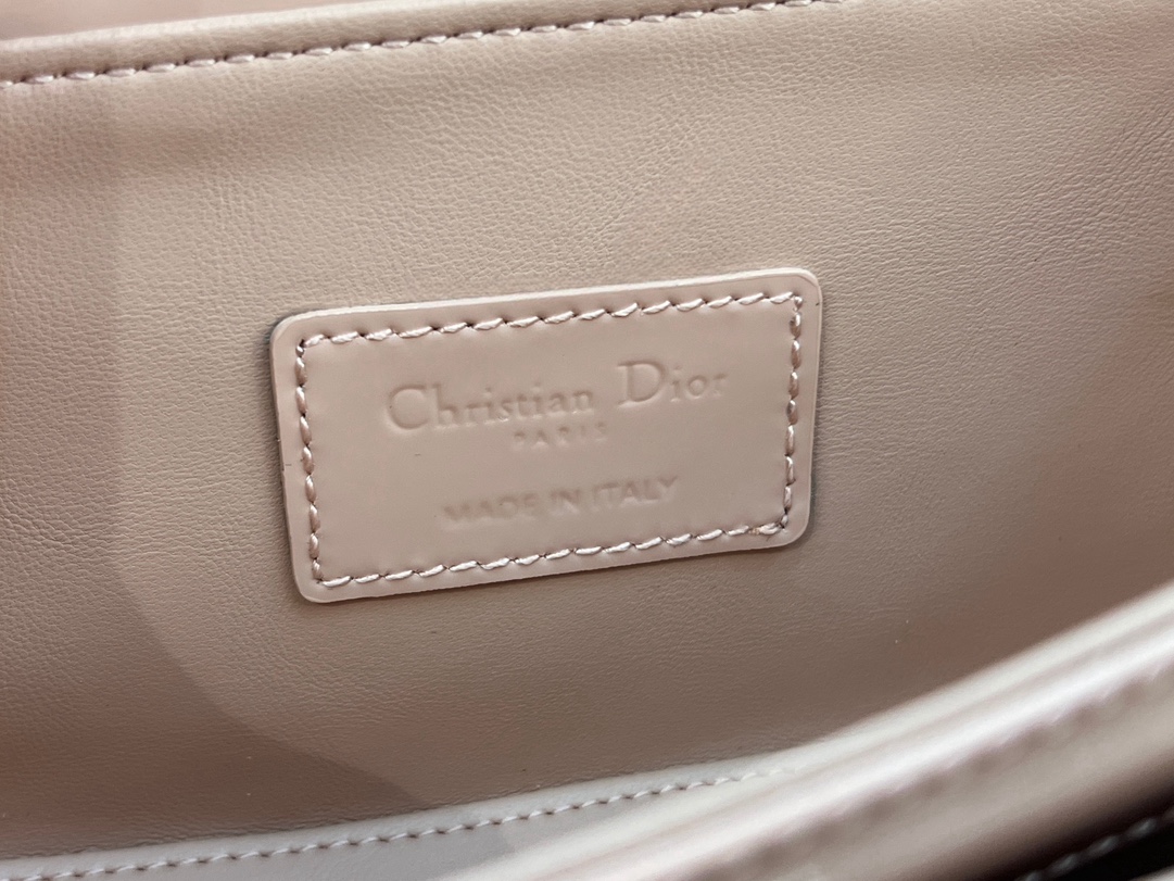 Small 30 Montaigne Avenue Top Handle White Patent Cowhide No. M9370UNQA This 30 Montaigne Avenue Top Handle is a new addition to the Winter 2014 Ready-to-Wear collection, showcasing elegance and modern style in beautifully crafted, durable and richly textured blue patent cowhide. Dior's craftsmanship is evident on the flap embellished with a vintage gold-tone metal CD logoDouble compartment with sewn-in triangular liningAn additional back pocket for added practicalitySmaller version with leather top handles and adjustable, removable shoulder strapCan be carried by hand, over the shoulder or cross-bodyFront embellished with the CD logoFlap closureLeather top handlesAdjustable, removable leather shoulder strapTwo interior compartments2 internal slit pocketsBack pocket with dust bag PouchMade in ItalyModel No.: 6530Size: 19 x 9 x 8-High Fake Factory