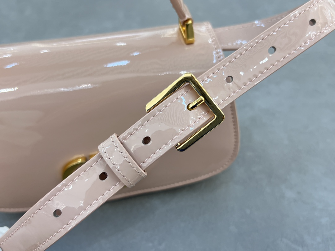 Small 30 Montaigne Avenue Top Handle White Patent Cowhide No. M9370UNQA This 30 Montaigne Avenue Top Handle is a new addition to the Winter 2014 Ready-to-Wear collection, showcasing elegance and modern style in beautifully crafted, durable and richly textured blue patent cowhide. Dior's craftsmanship is evident on the flap embellished with a vintage gold-tone metal CD logoDouble compartment with sewn-in triangular liningAn additional back pocket for added practicalitySmaller version with leather top handles and adjustable, removable shoulder strapCan be carried by hand, over the shoulder or cross-bodyFront embellished with the CD logoFlap closureLeather top handlesAdjustable, removable leather shoulder strapTwo interior compartments2 internal slit pocketsBack pocket with dust bag PouchMade in ItalyModel No.: 6530Size: 19 x 9 x 8-High Fake Factory