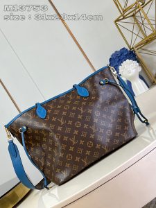 P1200 M13753Blue This reversible Neverfull medium tote bag is made of soft Monogram canvas outlined with cowhide trimmings in a spacious configuration with a colorful fabric lining and two side straps that can be cinched or unfolded for a distinctive look Slim handles for carrying on the shoulder or elbow Detachable zipper pocket can be used as a clutch or as a pocket 31 x 28 x 14 cm (L x H x W)