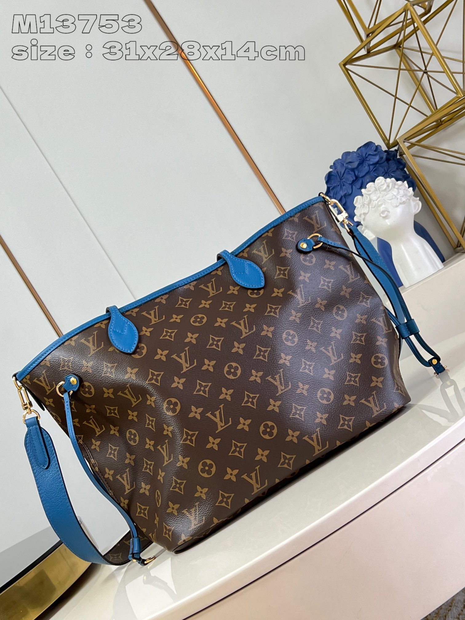 P1200 M13753Blue This reversible Neverfull medium tote bag is made of soft Monogram canvas outlined with cowhide trimmings in a spacious configuration with a colorful fabric lining and two side straps that can be cinched or unfolded for a distinctive look Slim handles for carrying on the shoulder or elbow Detachable zipper pocket can be used as a clutch or as a pocket 31 x 28 x 14 cm (L x H x W)