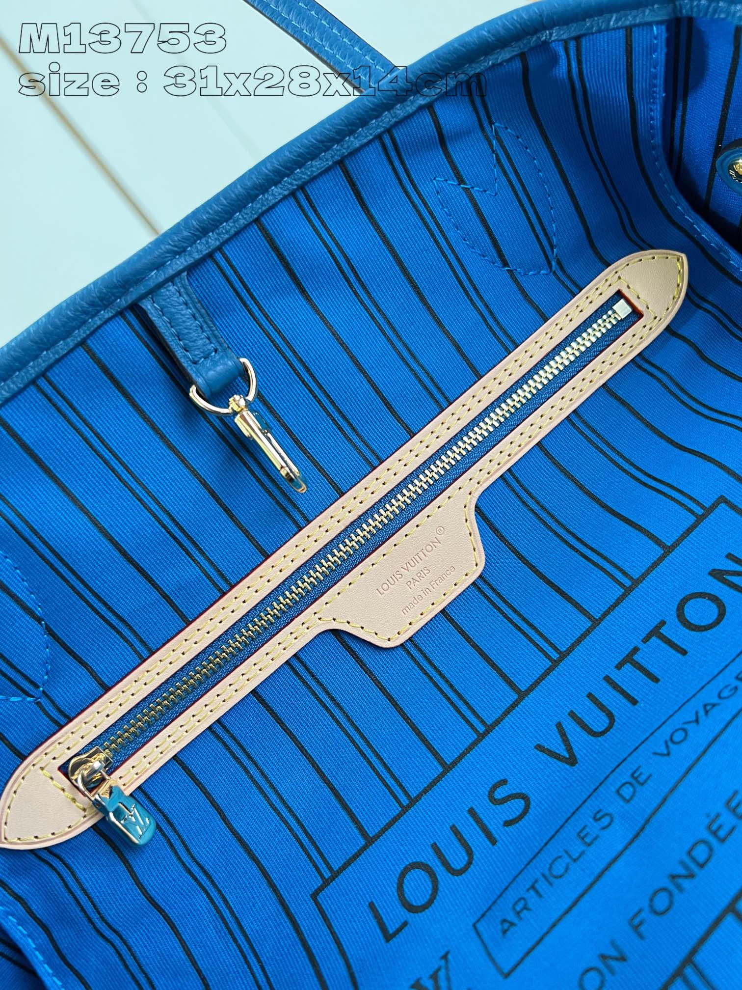P1200 M13753Blue This reversible Neverfull medium tote bag is made of soft Monogram canvas outlined with cowhide trimmings in a spacious configuration with a colorful fabric lining and two side straps that can be cinched or unfolded for a distinctive look Slim handles for carrying on the shoulder or elbow Detachable zipper pocket can be used as a clutch or as a pocket 31 x 28 x 14 cm (L x H x W)