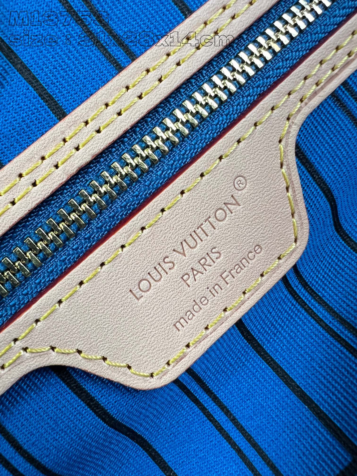 P1200 M13753Blue This reversible Neverfull medium tote bag is made of soft Monogram canvas outlined with cowhide trimmings in a spacious configuration with a colorful fabric lining and two side straps that can be cinched or unfolded for a distinctive look Slim handles for carrying on the shoulder or elbow Detachable zipper pocket can be used as a clutch or as a pocket 31 x 28 x 14 cm (L x H x W)
