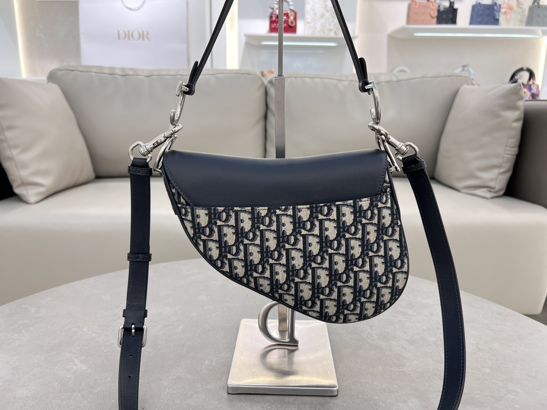 Vintage silver-tone finish on both sidesMetal CD logoAdjustable, detachable thin shoulder strapHandheld, shoulder or crossbodyBody: Fabric cowhideLining: Fabric cowhideStrap embellished with stirrup D charm and magnetic pull strapHandle embellished with CD logoSize: 25.5 x 20 x 6.5cmModel No.: 0455Silver Buckle-High-impression factory