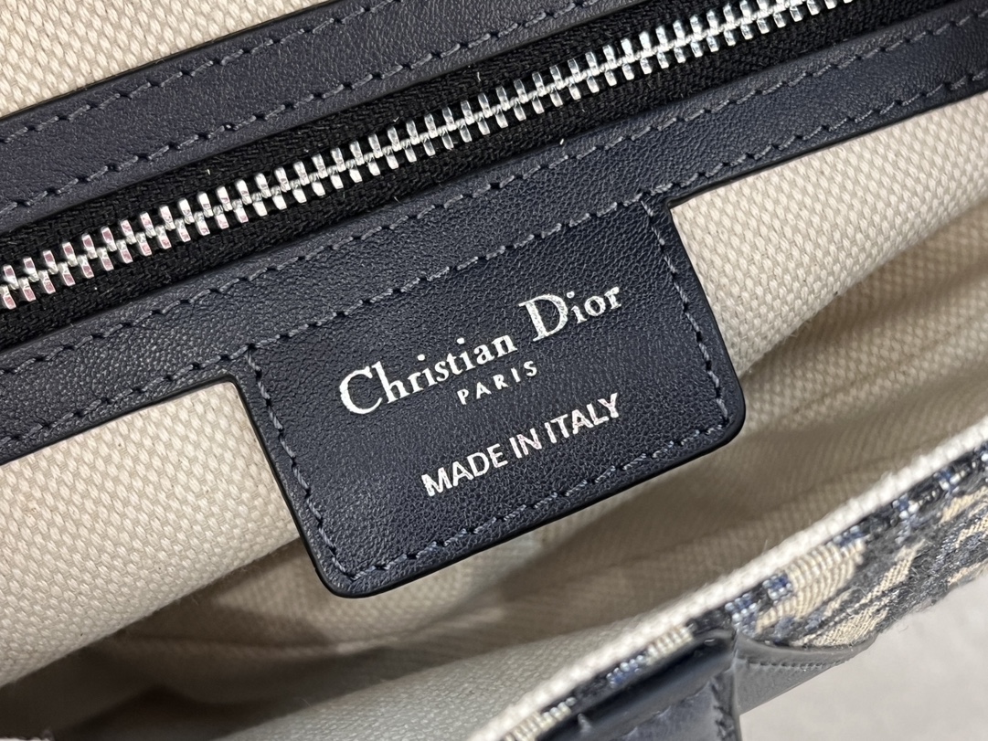 Vintage silver-tone finish on both sidesMetal CD logoAdjustable, detachable thin shoulder strapHandheld, shoulder or crossbodyBody: Fabric cowhideLining: Fabric cowhideStrap embellished with stirrup D charm and magnetic pull strapHandle embellished with CD logoSize: 25.5 x 20 x 6.5cmModel No.: 0455Silver Buckle-High-impression factory