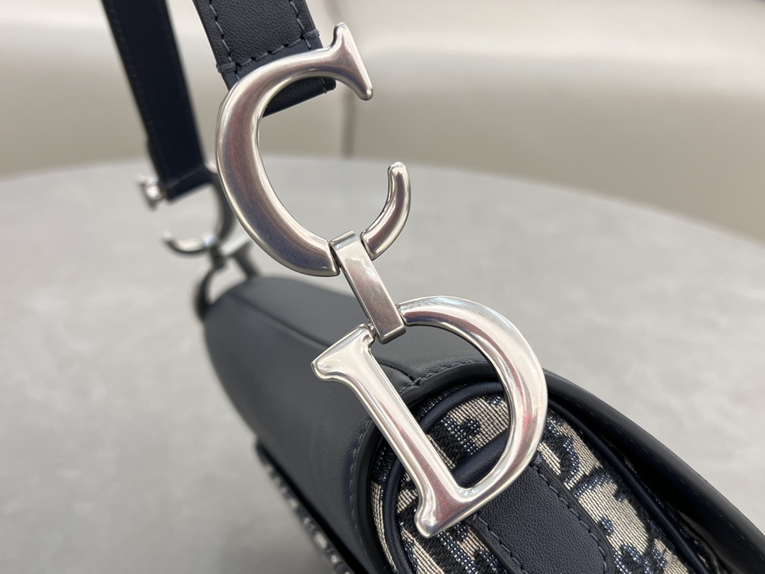 Vintage silver-tone finish on both sidesMetal CD logoAdjustable, detachable thin shoulder strapHandheld, shoulder or crossbodyBody: Fabric cowhideLining: Fabric cowhideStrap embellished with stirrup D charm and magnetic pull strapHandle embellished with CD logoSize: 25.5 x 20 x 6.5cmModel No.: 0455Silver Buckle-High-impression factory