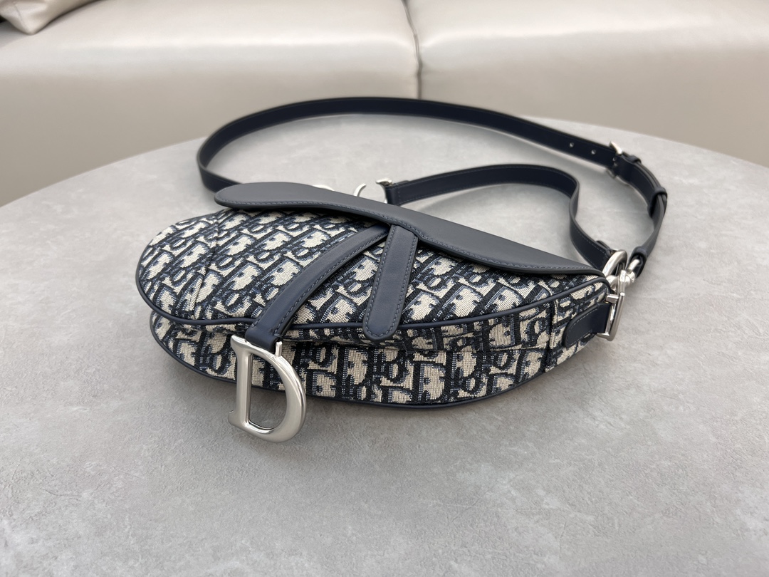 Vintage silver-tone finish on both sidesMetal CD logoAdjustable, detachable thin shoulder strapHandheld, shoulder or crossbodyBody: Fabric cowhideLining: Fabric cowhideStrap embellished with stirrup D charm and magnetic pull strapHandle embellished with CD logoSize: 25.5 x 20 x 6.5cmModel No.: 0455Silver Buckle-High-impression factory