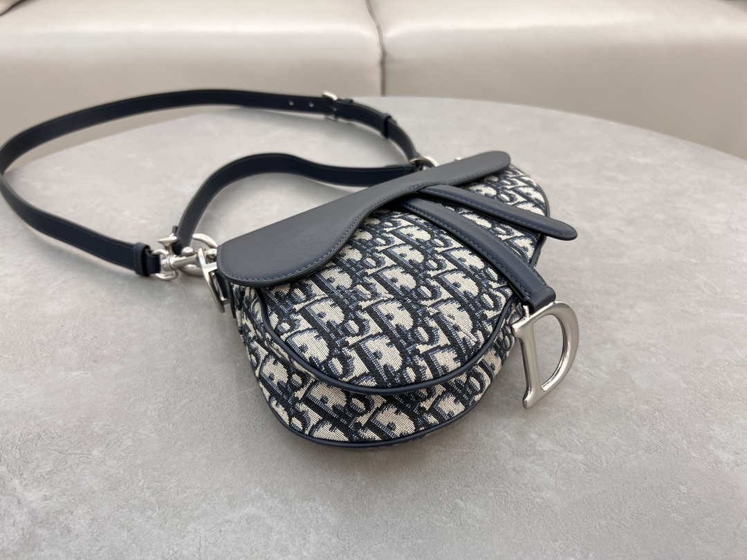 Vintage silver-tone finish on both sidesMetal CD logoAdjustable, detachable thin shoulder strapHandheld, shoulder or crossbodyBody: Fabric cowhideLining: Fabric cowhideStrap embellished with stirrup D charm and magnetic pull strapHandle embellished with CD logoSize: 25.5 x 20 x 6.5cmModel No.: 0455Silver Buckle-High-impression factory