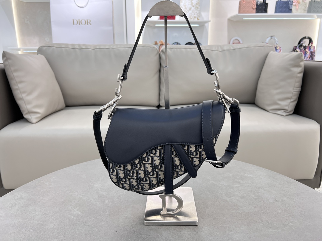 Vintage silver-tone finish on both sidesMetal CD logoAdjustable, detachable thin shoulder strapHandheld, shoulder or crossbodyBody: Fabric cowhideLining: Fabric cowhideStrap embellished with stirrup D charm and magnetic pull strapHandle embellished with CD logoSize: 25.5 x 20 x 6.5cmModel No.: 0455Silver Buckle-High-impression factory