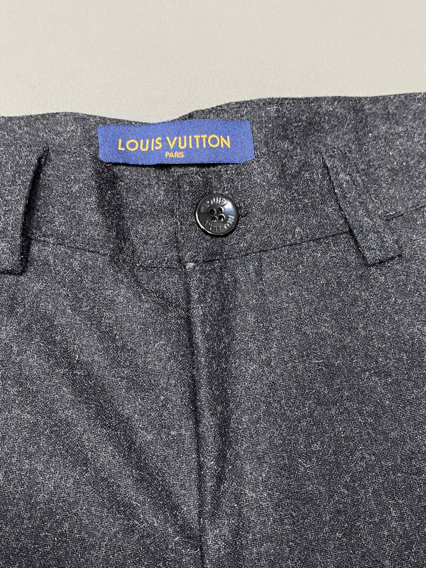 图片[6]-P660 Louis Vuitton路易威登💥独家专供新款 休闲裤 高端版本！专柜定制面料 透气舒适度高细节无可挑剔品牌元素设计理念体现高品质手感细腻柔软！呈现休闲裁剪上身版型超赞！码数: 48.50.52.54-高仿包包