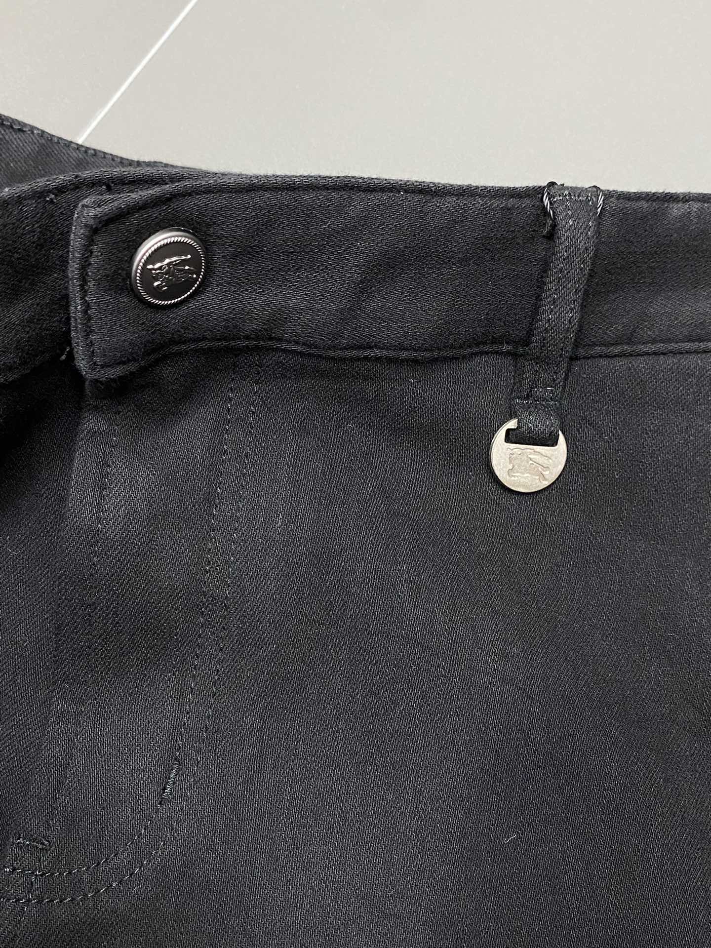 P640 Burberry Burberry 💥 Exclusive exclusive new casual jeans 👖 High-end version! Padded and thickened Counter customized fabrics Breathable comfort high impeccable details brand elements design concepts reflecting high quality feel delicate and soft! Presenting casual tailoring on the body version of the superb! Yardage: 30-38