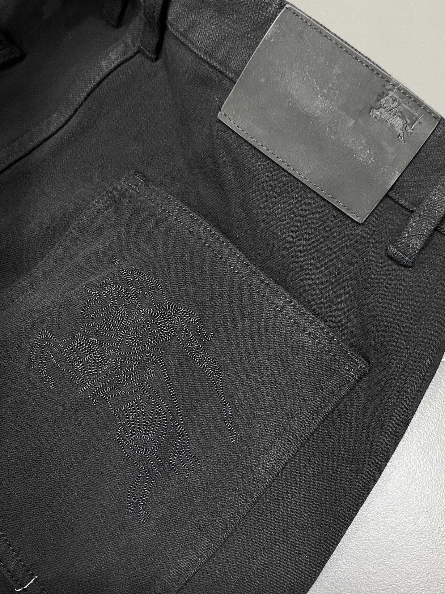 P640 Burberry Burberry 💥 Exclusive exclusive new casual jeans 👖 High-end version! Padded and thickened Counter customized fabrics Breathable comfort high impeccable details brand elements design concepts reflecting high quality feel delicate and soft! Presenting casual tailoring on the body version of the superb! Yardage: 30-38