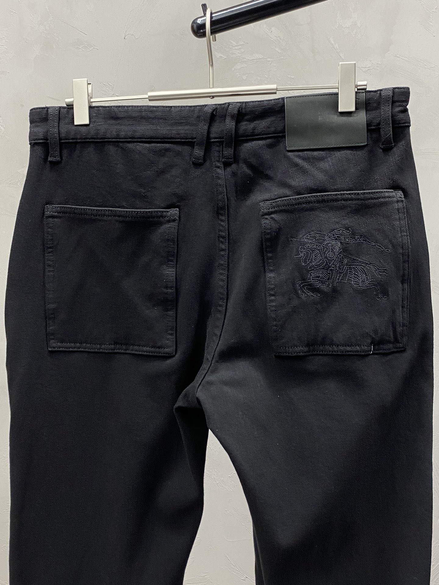 P640 Burberry Burberry 💥 Exclusive exclusive new casual jeans 👖 High-end version! Padded and thickened Counter customized fabrics Breathable comfort high impeccable details brand elements design concepts reflecting high quality feel delicate and soft! Presenting casual tailoring on the body version of the superb! Yardage: 30-38