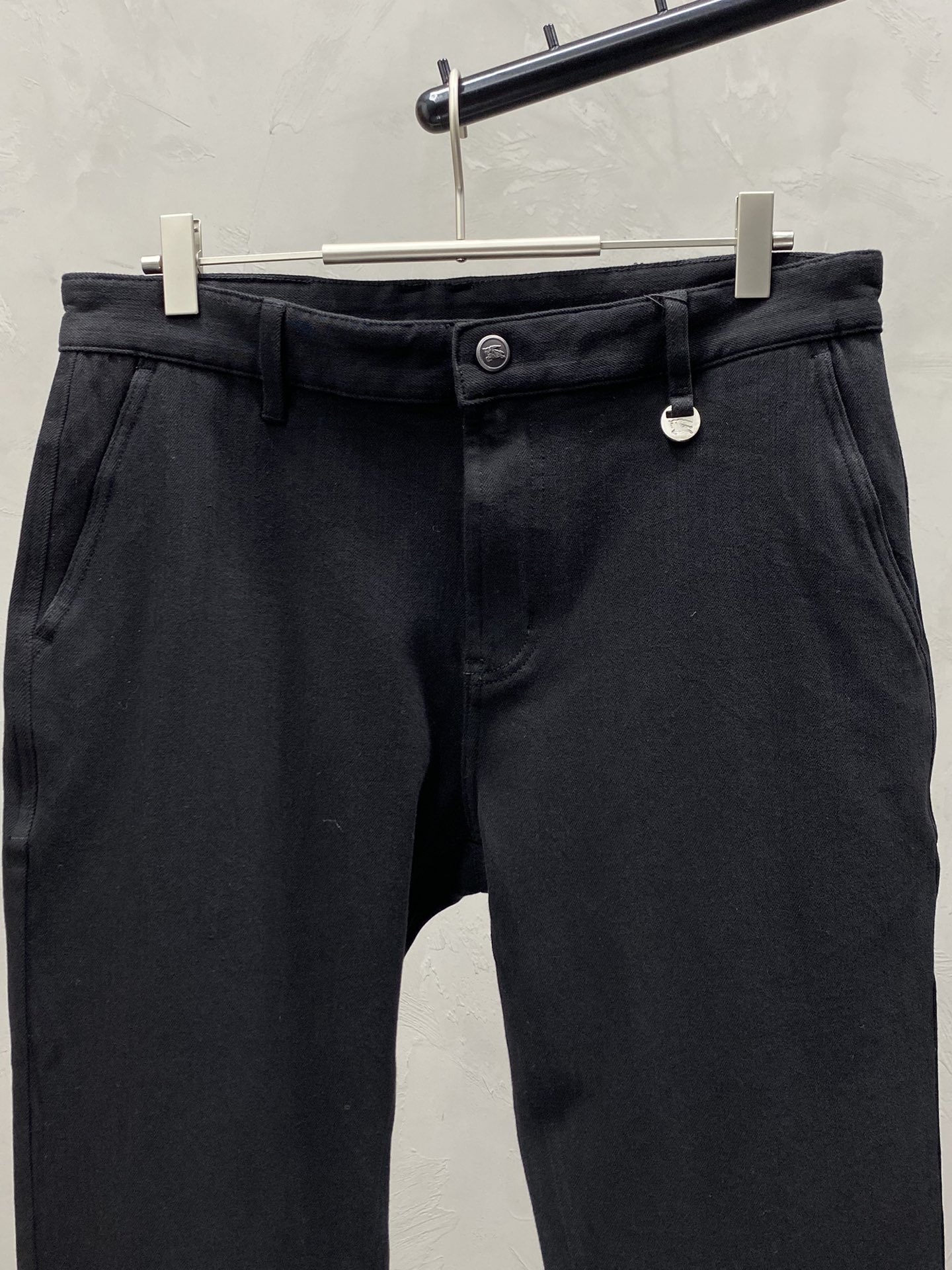 P640 Burberry Burberry 💥 Exclusive exclusive new casual jeans 👖 High-end version! Padded and thickened Counter customized fabrics Breathable comfort high impeccable details brand elements design concepts reflecting high quality feel delicate and soft! Presenting casual tailoring on the body version of the superb! Yardage: 30-38