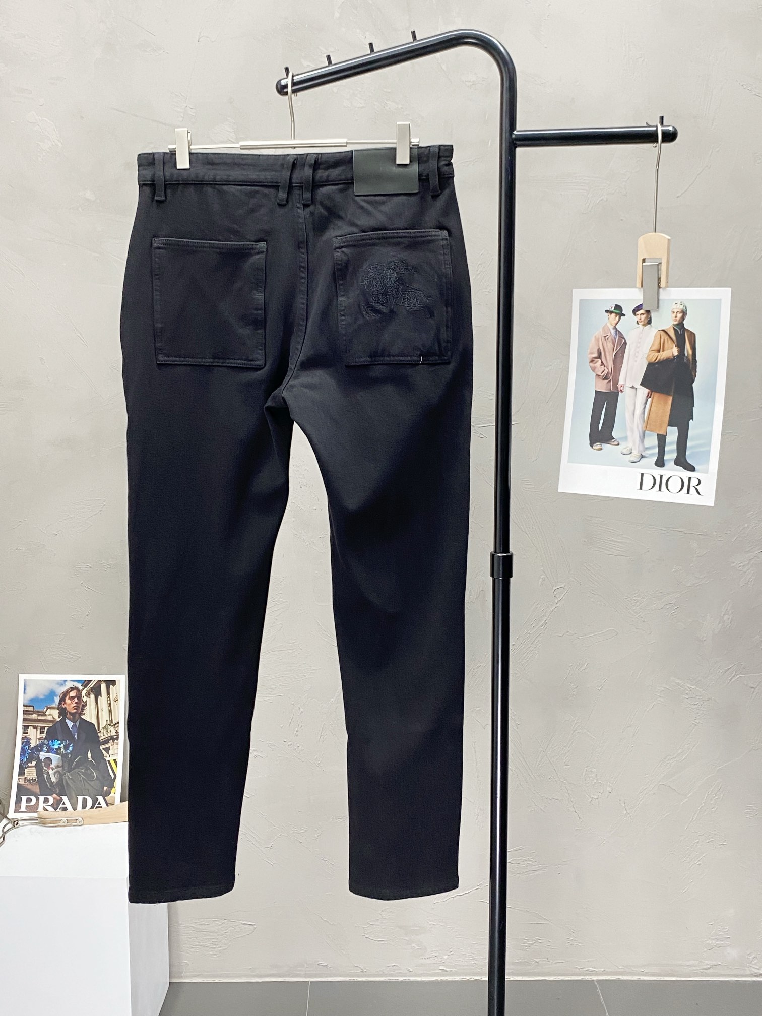 P640 Burberry Burberry 💥 Exclusive exclusive new casual jeans 👖 High-end version! Padded and thickened Counter customized fabrics Breathable comfort high impeccable details brand elements design concepts reflecting high quality feel delicate and soft! Presenting casual tailoring on the body version of the superb! Yardage: 30-38