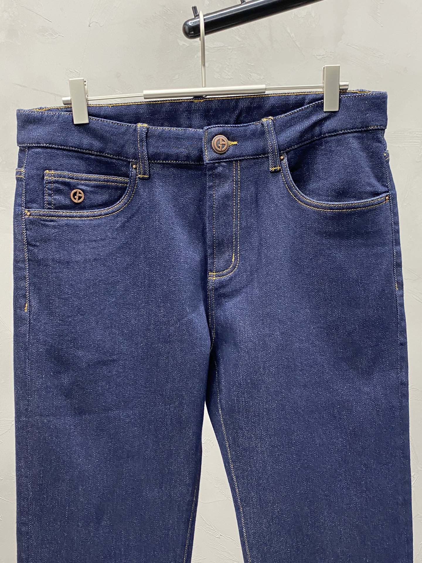 P640 ARMANI Armani 💥 Exclusive exclusive new casual jeans 👖 High-end version! Counter customized fabric Breathable comfort high impeccable details brand elements design concept reflects high quality feel delicate and soft! Presenting casual tailoring on the body shape is superb! Yardage: 30-38