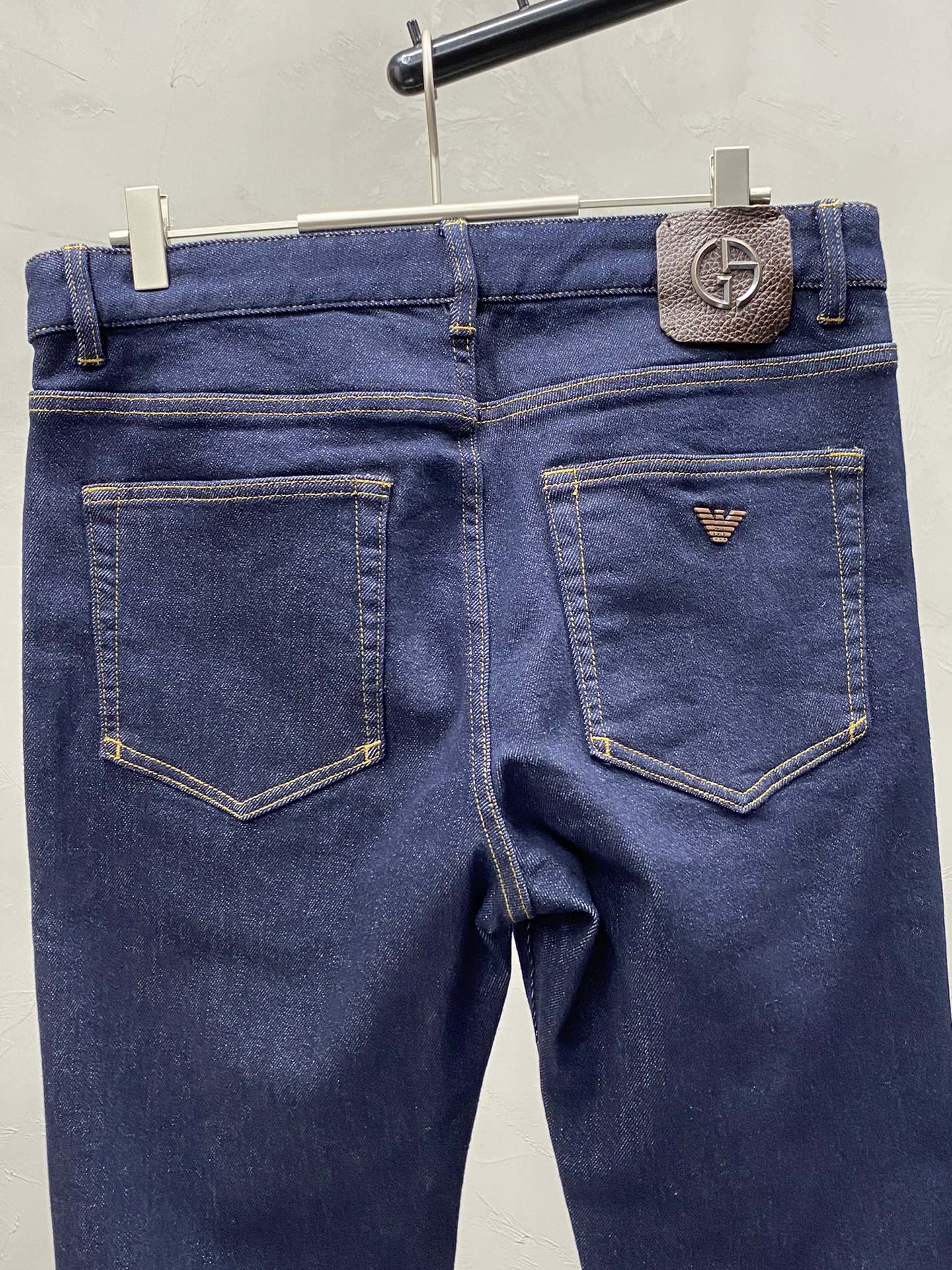 P640 ARMANI Armani 💥 Exclusive exclusive new casual jeans 👖 High-end version! Counter customized fabric Breathable comfort high impeccable details brand elements design concept reflects high quality feel delicate and soft! Presenting casual tailoring on the body shape is superb! Yardage: 30-38