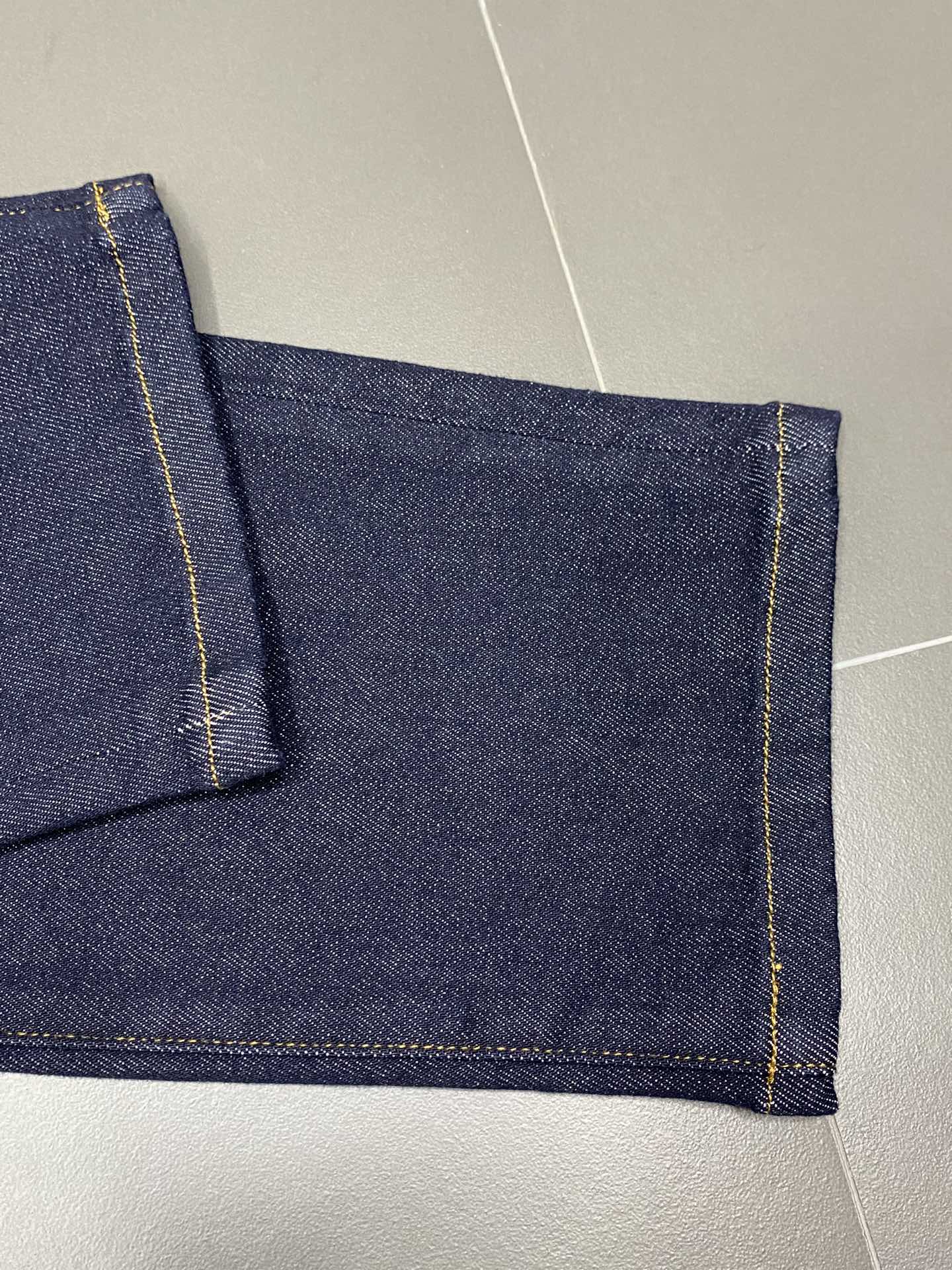 P640 ARMANI Armani 💥 Exclusive exclusive new casual jeans 👖 High-end version! Counter customized fabric Breathable comfort high impeccable details brand elements design concept reflects high quality feel delicate and soft! Presenting casual tailoring on the body shape is superb! Yardage: 30-38