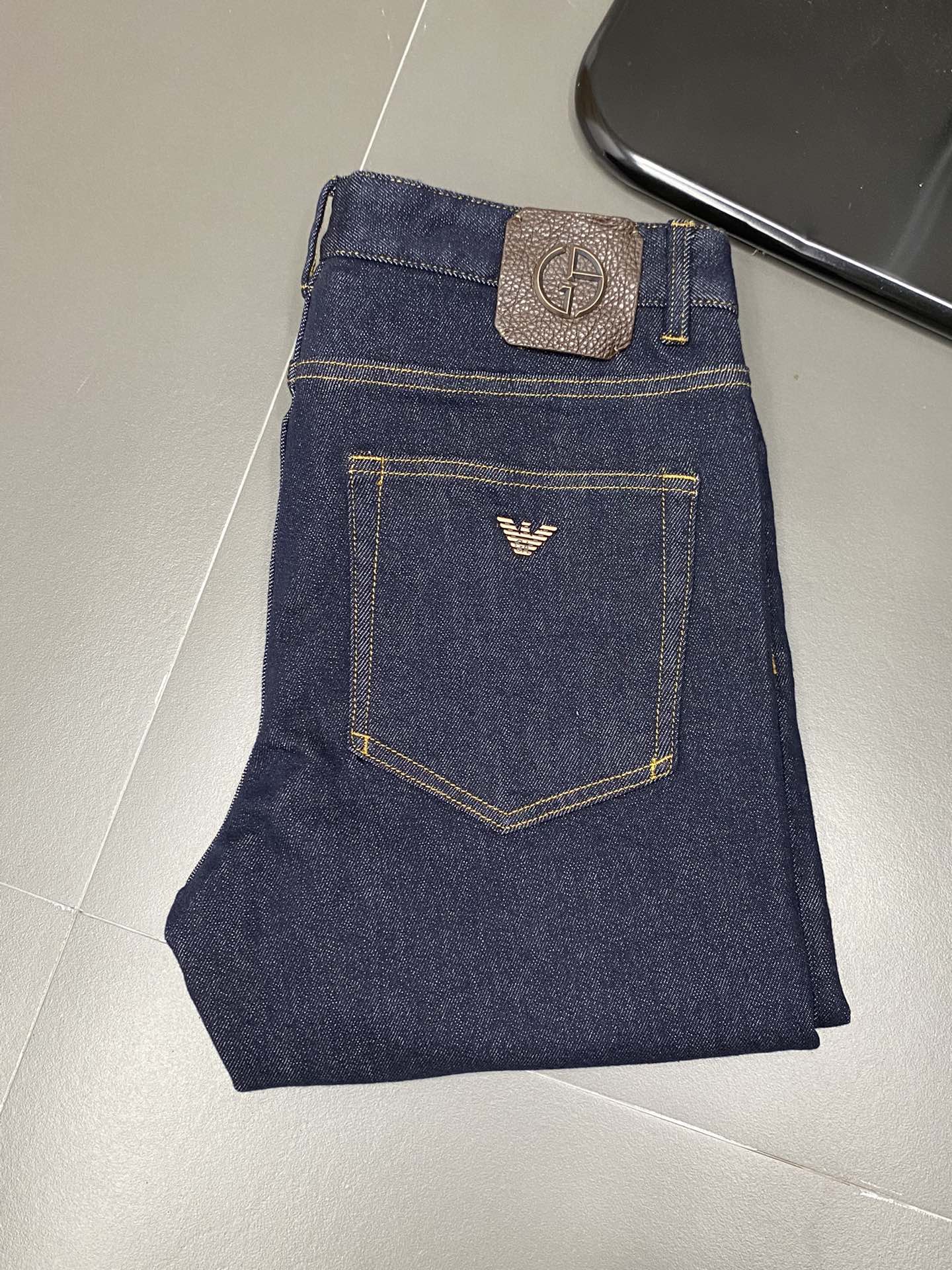 P640 ARMANI Armani 💥 Exclusive exclusive new casual jeans 👖 High-end version! Counter customized fabric Breathable comfort high impeccable details brand elements design concept reflects high quality feel delicate and soft! Presenting casual tailoring on the body shape is superb! Yardage: 30-38