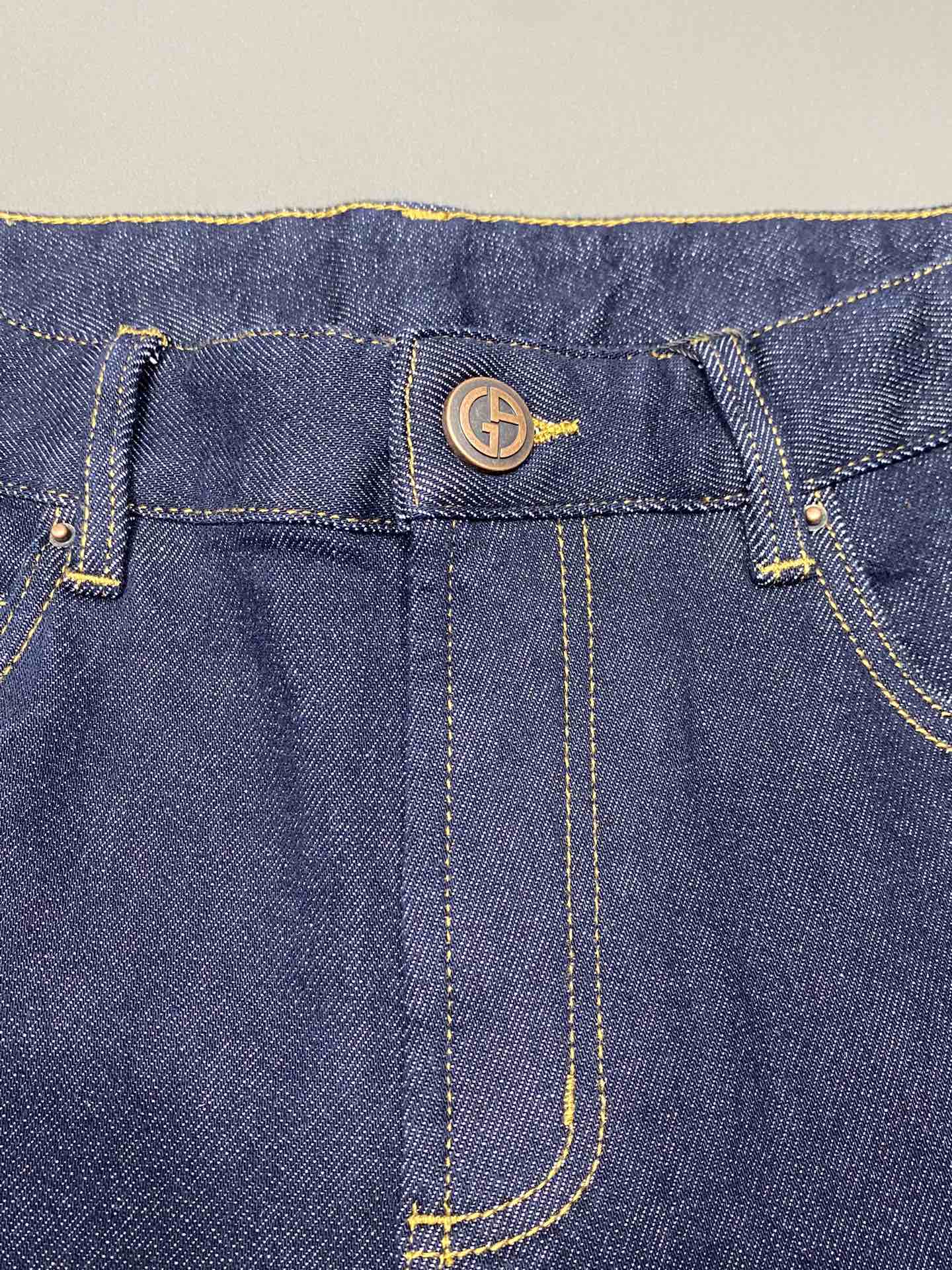 P640 ARMANI Armani 💥 Exclusive exclusive new casual jeans 👖 High-end version! Counter customized fabric Breathable comfort high impeccable details brand elements design concept reflects high quality feel delicate and soft! Presenting casual tailoring on the body shape is superb! Yardage: 30-38
